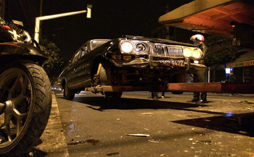 Xe biển xanh gây tai nạn tại khu vực ngã ba Bia. Ảnh: Lê Hoàng.