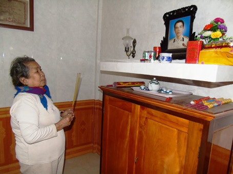 Thắp nén nhang cho con, mẹ Hồ Thị Đức bắt đầu câu chuyện với nhiều chi tiết đẫm nước mắt về Anh hùng LLVTND, liệt sỹ Trần Văn Phương