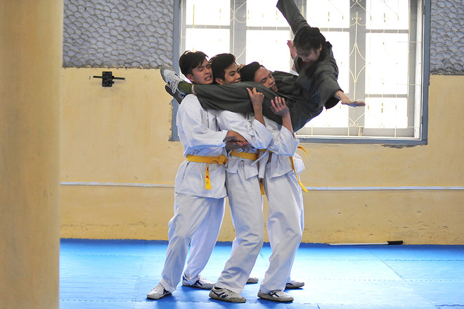 Nữ sinh cảnh sát bất ngờ nổi tiếng vì thế võ hiểm