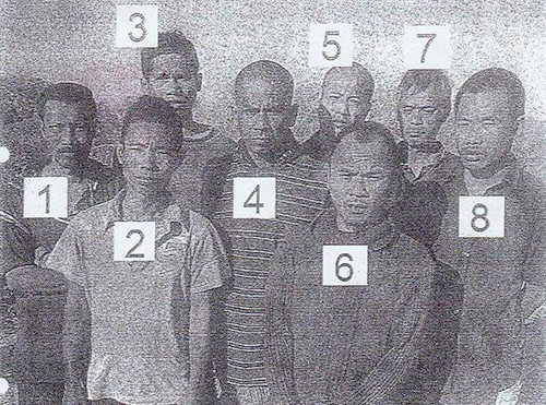 Anh Hạ (số 1), Phương (số 2), Xuân (số 6) cùng các lao động ngoại quốc trong một bức ảnh được cướp biển gửi về đơn vị cung ứng lao động để đòi tiền chuộc. Ảnh: Gia đình cung cấp