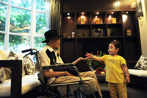 Nhạc sĩ Thanh Tùng chơi với cháu vài tháng trước khi mất. Ảnh: Quý Đoàn.