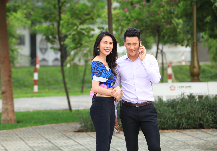 Vợ chồng Công Vinh tươi tắn sau khi đã hoàn thành cảnh quay.