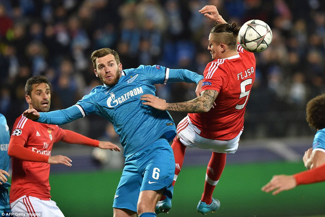 Zenit (xanh) đã chơi đầy cố gắng và mở tỷ số trước