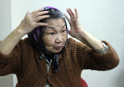 "Con tôi đi xây dựng đảo nhưng phía Trung Quốc dùng súng đạn bắn chết. Nó hiện về báo mộng cho tôi", mẹ Lai nói. Ảnh: Nguyễn Đông.