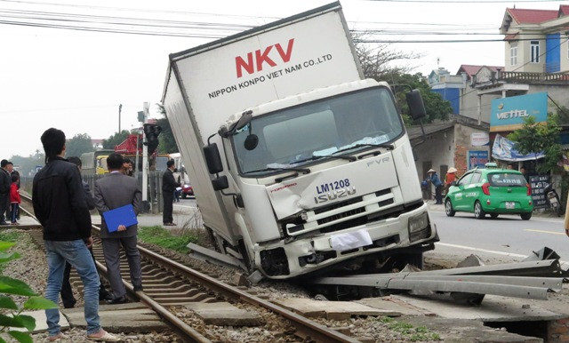 Hơn 10m rào chắn đường sắt bị chiếc xe tải "hạ gục"