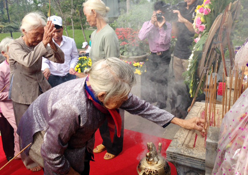 Những bà mẹ thắp hương tưởng niệm 504 thường dân thiệt mạng 48 năm trước. Ảnh: N.X