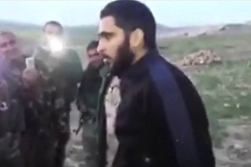 Phiến quân IS gốc Mỹ Mohamed Jamal Khweis bị dân quân người Kurd bắt giữ. Ảnh: NBCNews