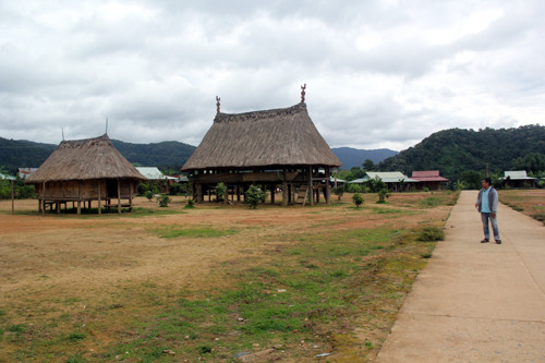 Một góc làng A Rầng 1, các ngôi nhà dân sống xung quanh, ở giữa là nhà Gươl, nơi cả làng sẽ tụ tập uống rượu mỗi dịp lễ. Ảnh: Tiến Hùng.