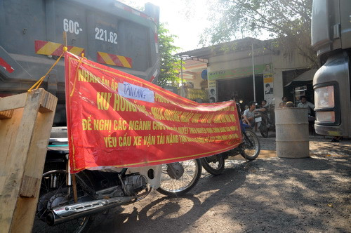 Người dân nhiều lần chặn xe ben ra vào mỏ đá vì làm đường hỏng và ô nhiễm. Ảnh: Phước Tuấn