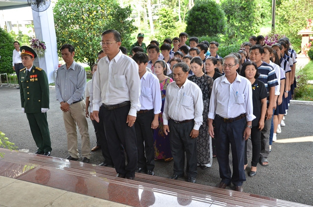 Trước giờ di quan, dòng người vẫn đổ về viếng bác Sáu Khải 