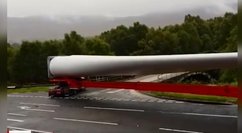 Pha bẻ lái ngoạn mục của tài xế điều khiển xe dài gần trăm mét