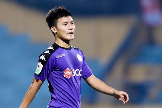 Quang Hải cùng đồng đội được lì xì ngày đầu năm mới