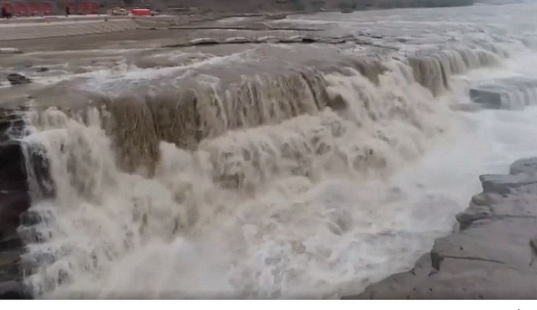 Thác nước màu vàng lớn nhất thế giới tuôn đổ