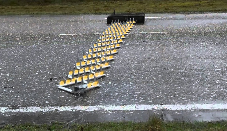 Dải đinh gai chặn đứng ôtô bỏ trốn trong nháy mắt