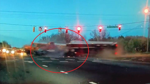 Xe đầu kéo va chạm với xe buýt gây tai nạn chết người