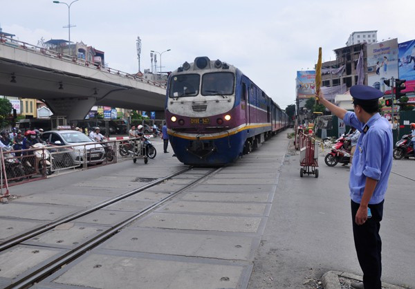 Nguy cơ dừng chạy tàu toàn quốc vì vướng cơ chê giao vốn