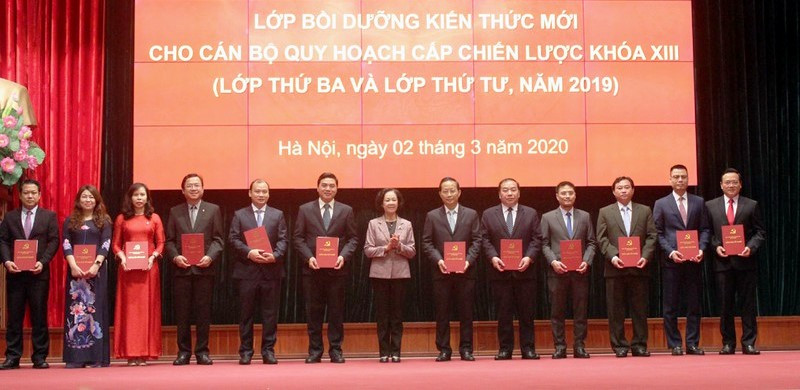 Trưởng Ban Dân vận Trung ương Trương Thị Mai trao Giấy chứng nhận tốt nghiệp cho các học viên (ảnh V.VO)