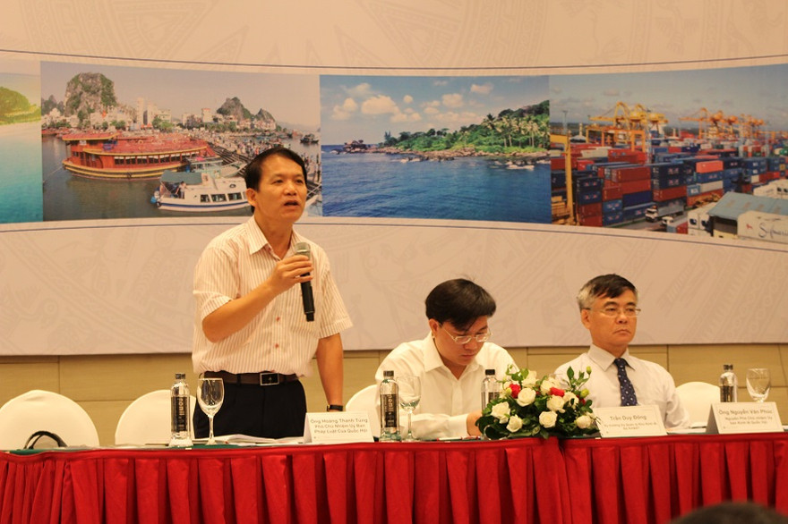 Đại diện Bộ KHĐT và Uỷ ban Pháp luật chủ trì hội thảo. Ảnh: Văn Kiên.