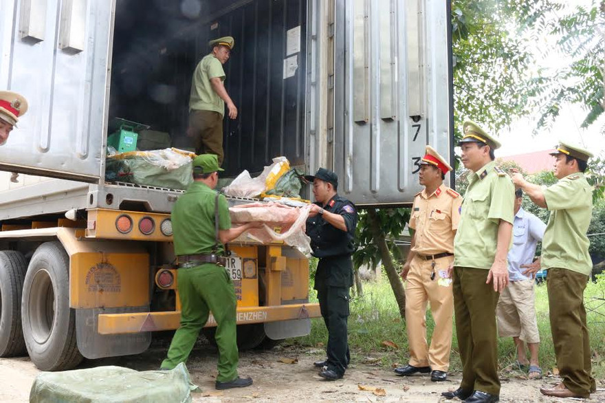 Khoảng 5,5 tấn thịt và mỡ động vật bốc mùi hôi thối bị lực lượng chức năng Hà Tĩnh bắt giữ. 