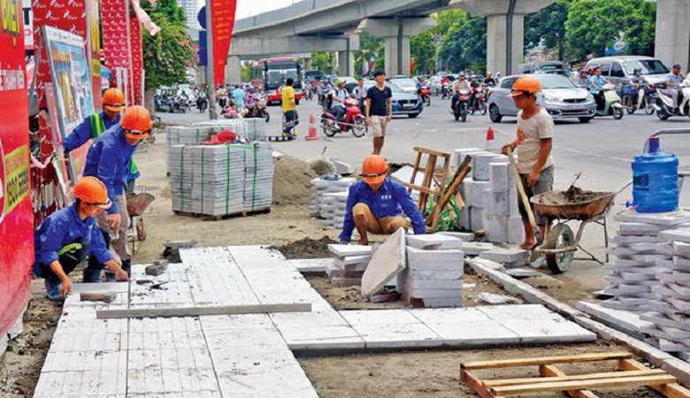 Hà Nội dùng gạch bê tông vân đá lát vỉa hè các tuyến phố
