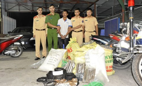 Hanh cùng số tang vật bị thu giữ. Ảnh: C.A