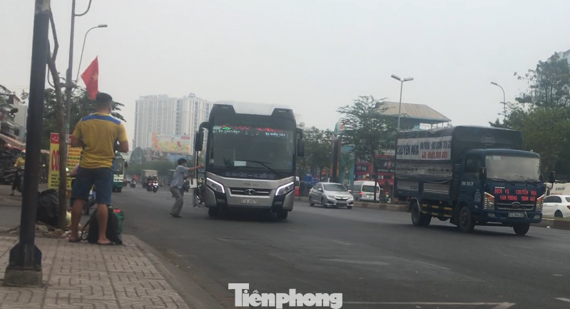 Xe dù, bến cóc 'đại náo' cửa ngõ phía Nam TPHCM