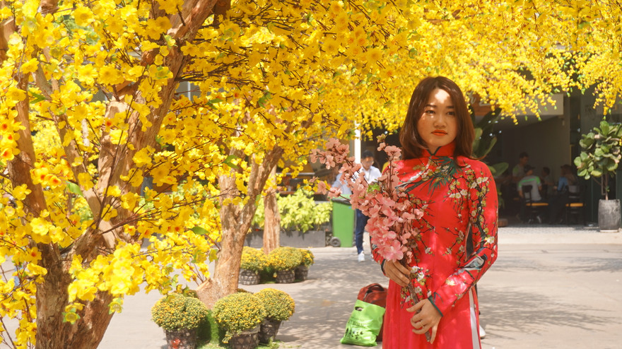 Người dân TPHCM xúng xính xuống phố du xuân sớm