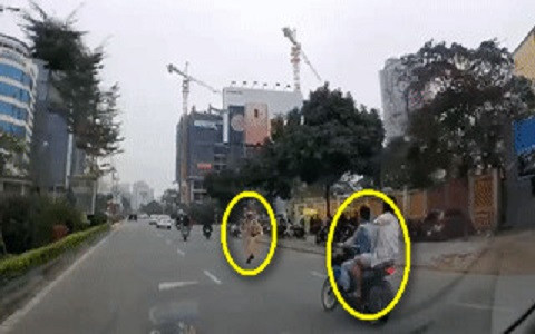 Xe máy rồ ga bỏ chạy khi gặp CSGT trên phố