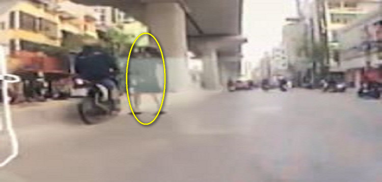 Xe máy đâm thẳng người phụ nữ đang bế con đi sang đường