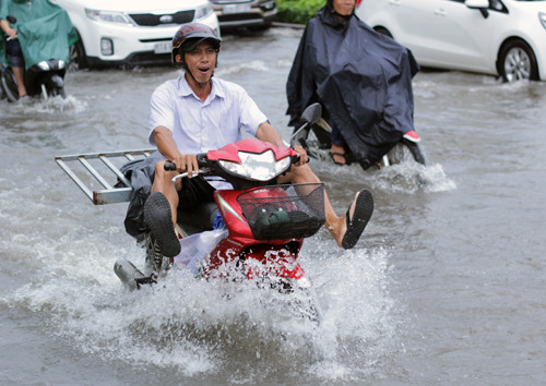 Người Sài Gòn sắp đối diện ngập nặng trong triều cường lớn nhất năm. Ảnh: Duy Trần