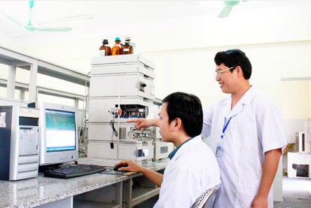 TS Trần Đình Thắng (bên phải) là giáo sư trẻ nhất được công nhận năm 2016. Ảnh: Báo Nghệ An.