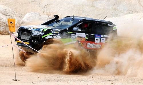 Hơn 30 tài xế lái ôtô leo dốc, vượt đường đua cát ở Ninh Thuận