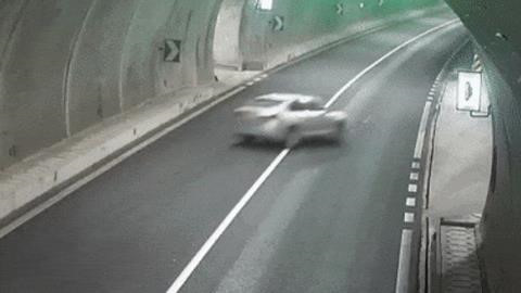 Tài xế chết thảm vì dùng smartphone 30 lần trong 34 phút