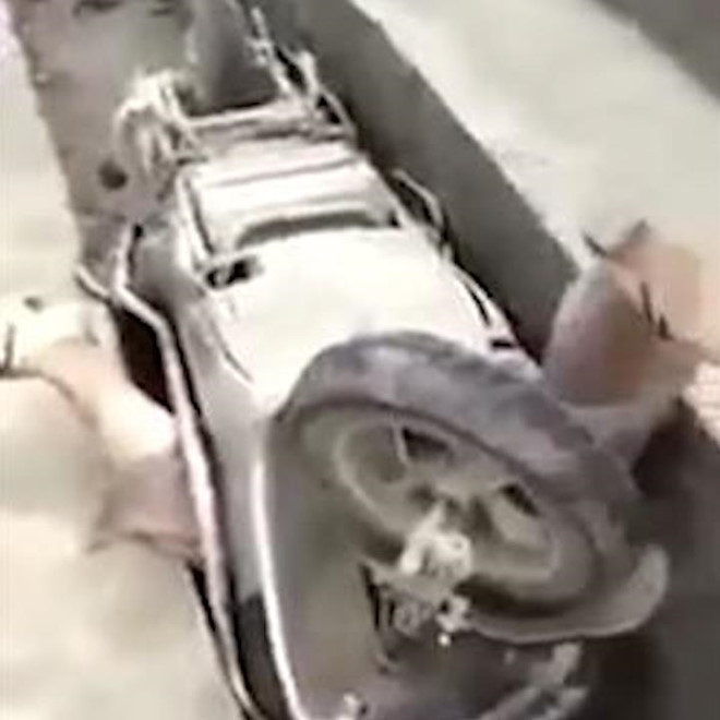 Đi đường không quan sát, nữ tài xế ngã vào rãnh thoát nước