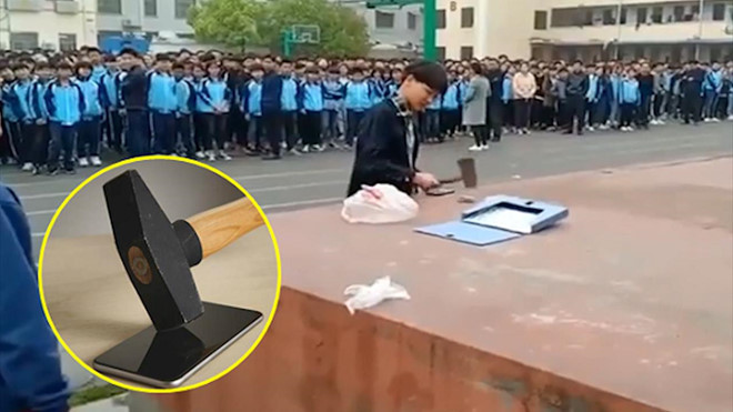 Học sinh Trung Quốc bị phạt tự lấy búa đập điện thoại vì xài trong lớp