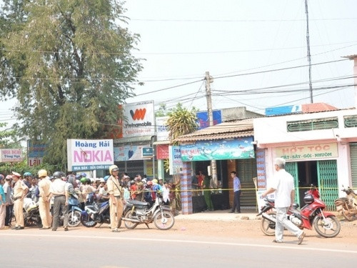 Công an phong tỏa hiện trường để phục vụ công tác điều tra.