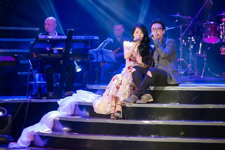 Hà Anh Tuấn hài hước kêu gọi khán giả hãy cổ vũ cho những người đàn ông đáng thương đã Thu Phương làm lu mờ trong đêm liveshow của cô.