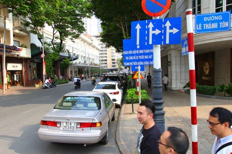 Nhiều ô tô đậu nối đuôi nhau trên đường Đồng Khởi dù ngay đó có biển cấm. Ảnh: LÊ THOA 