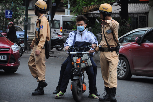 Cảnh sát giao thông đã xử lý gần 12.000 trường hợp là trẻ em, học sinh tham gia giao thông không đội mũ bảo hiểm trong năm 2015