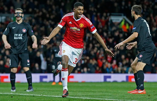 Tiền đạo trẻ Rashford trở thành người hùng với một cú đúp. Ảnh: Reuters.