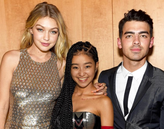 Dara 'bên' 2 ngôi sao Gigi Hadid và Joe Jonas.
