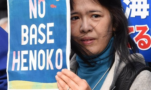 Người biểu tình hôm qua tụ tập bên ngoài tòa nhà quốc hội Nhật. Ảnh: AFP