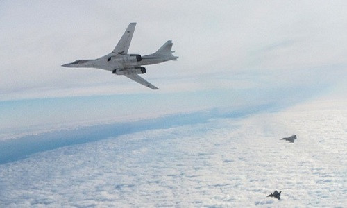 Tu-160 Nga (trái) chạm mặt hai chiến đấu cơ Rafale và Mirage của Pháp. Ảnh: Zone militaire