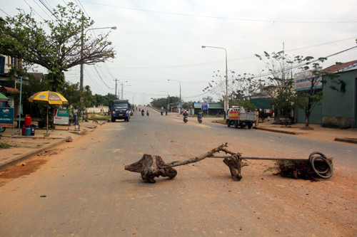 Cho rằng xe tải chở đất chạy "quá nhanh, quá nguy hiểm", người dân sống hai bên đường Nguyễn Văn Trỗi lập chướng ngại vật để chặn. Ảnh. Tiến Hùng.