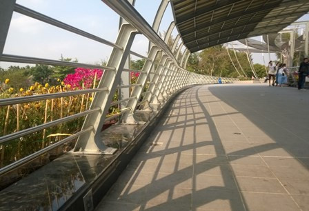 Những ổ khóa tình yêu được gắn trên thành cầu đi bộ nay đã bị cắt hết