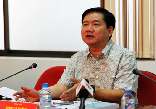 Bí thư Thành ủy TP HCM Đinh La Thăng trực tiếp sử dụng số điện thoại 0888 247 247. Ảnh: A.Q