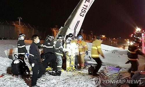 Nhân viên cứu hỏa kiểm tra hiện trường vụ tai nạn. Ảnh: Yonhap