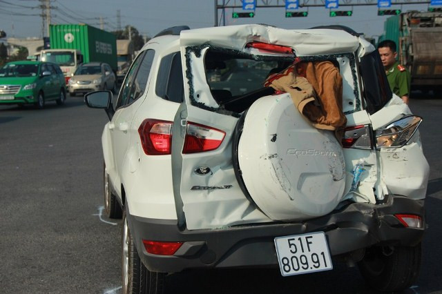 Chiếc ô tô 4 chỗ bẹp dúm phần đuôi.