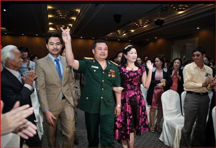 Lê Xuân Giang (Lê Xuân Hà), mặc bộ quân phục cùng bộ sậu của Liên Kết Việt đã bị bắt về hành vi lừa đảo chiếm đoạt tài sản.