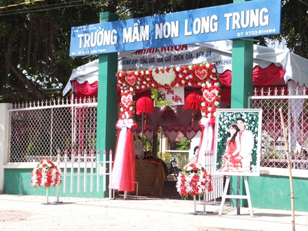 Trường mầm non được che rạp để tổ chức đám cưới cho con cô hiệu trưởng.